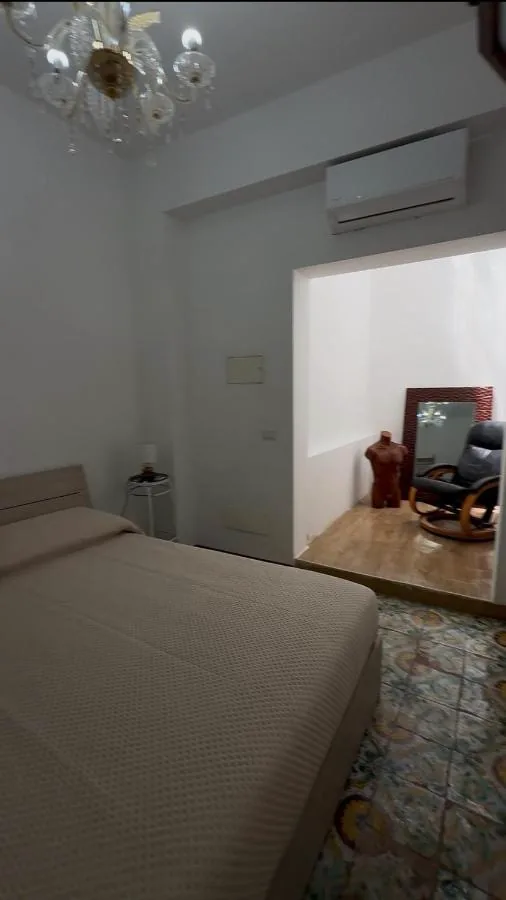 Camera con pavimento in maiolica
