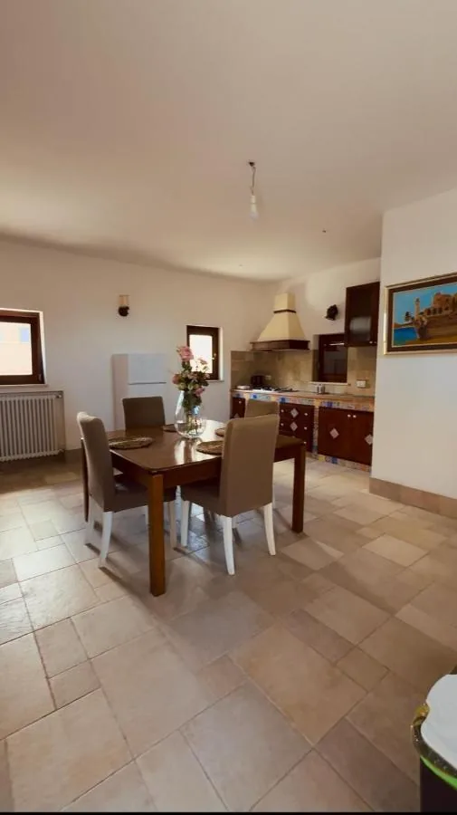 Cucina con tavolo da pranzo e piano in maiolica