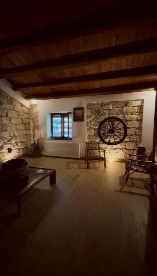 Angolo con ruota di carretto sul muro in pietra