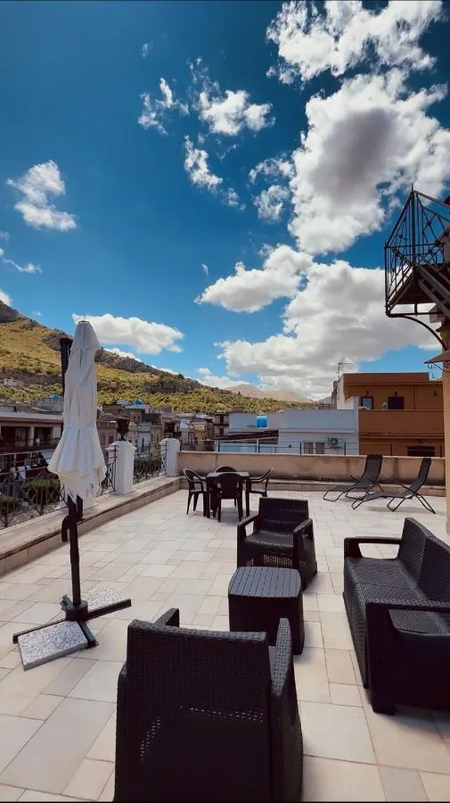 Terrazza privata con salotto da esterno e vista sui monti di Capaci