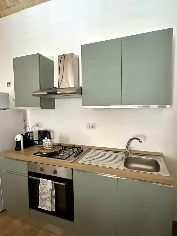 Angolo cottura con forno, piano cottura e macchina da caffè