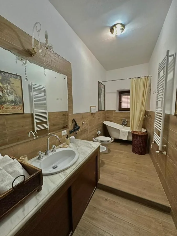 Bagno con vasca, lavabo in marmo e bidet