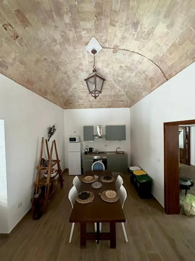 Volta in mattoni con lanterna in ferro