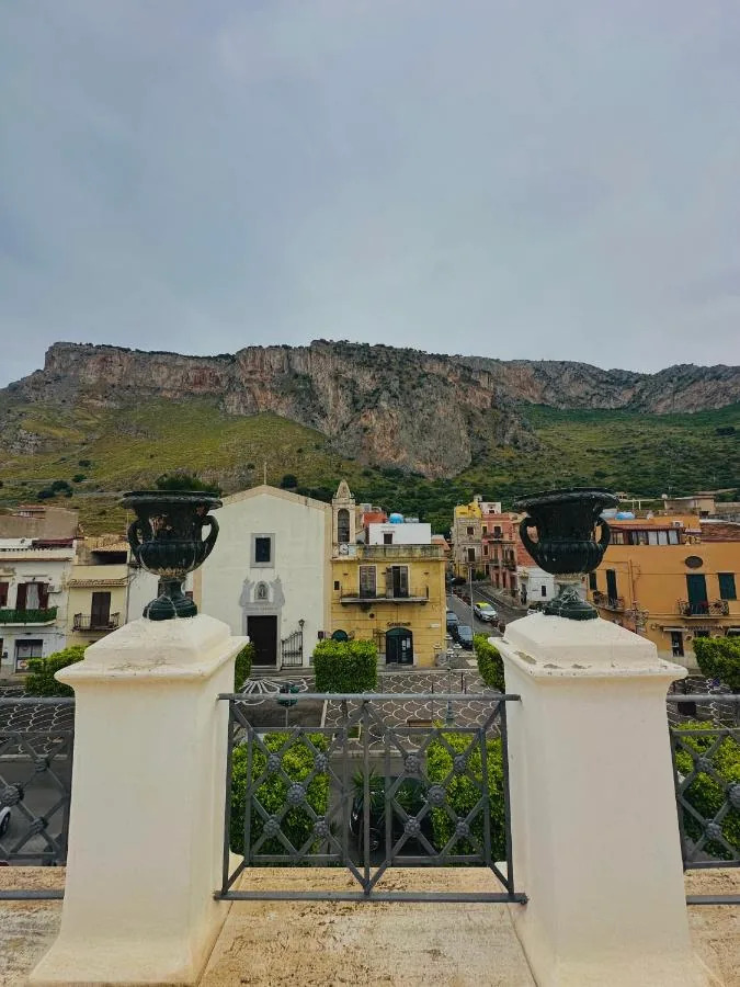 Vista sul paese e sul monte dalla terrazza